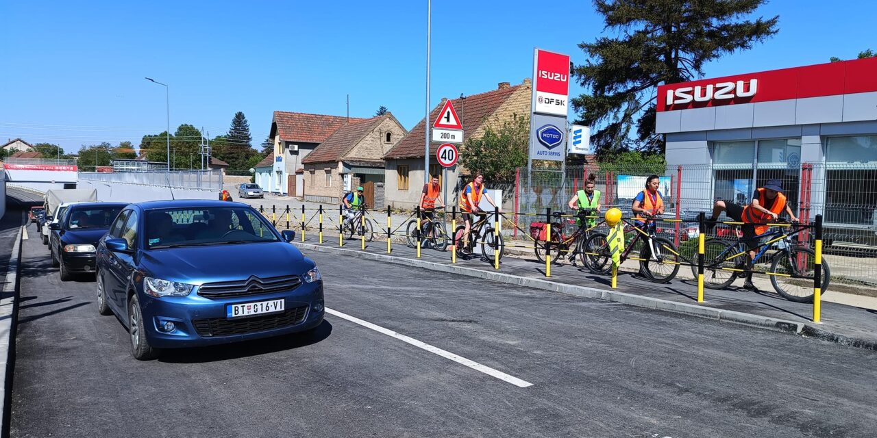 „Fedett úszómedence, ami egyben autómosó is!”