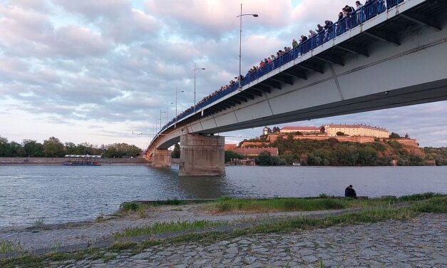 Hat órára lezárják a péterváradi hidat