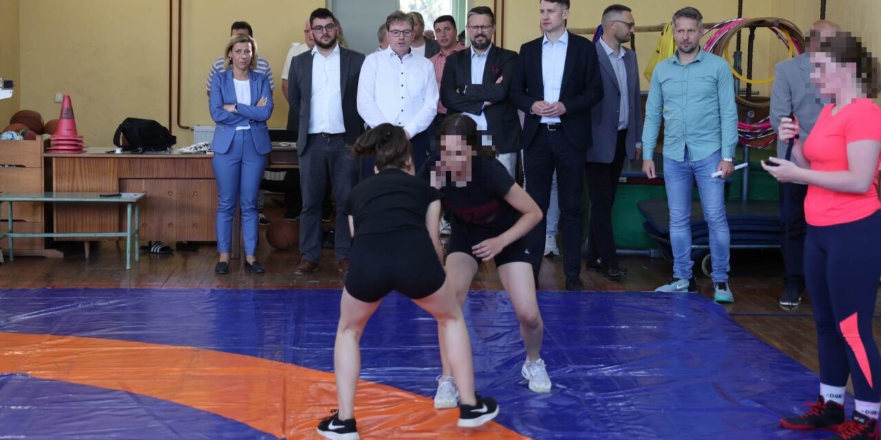 Hiába tiltja a törvény, ezúttal is iskolákban kampányolt a VMSZ