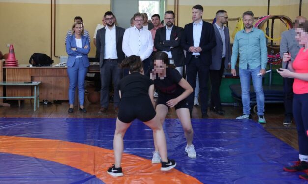 Hiába tiltja a törvény, ezúttal is iskolákban kampányolt a VMSZ