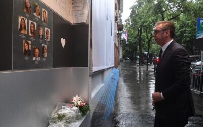 Aleksandar Vučić elhelyezte a kegyelet virágait a Vladislav Ribnikar Általános Iskolában