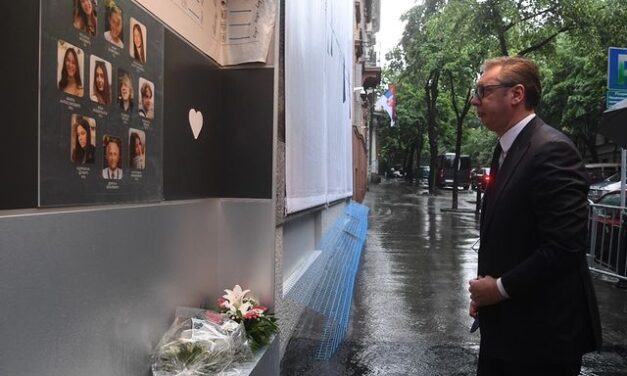 Aleksandar Vučić elhelyezte a kegyelet virágait a Vladislav Ribnikar Általános Iskolában