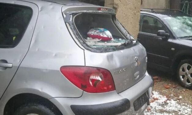 Dörög az ég, villámlik, egyes helyeken mogyorónyi nagyságú jég esett