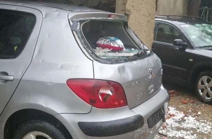 Dörög az ég, villámlik, egyes helyeken mogyorónyi nagyságú jég esett