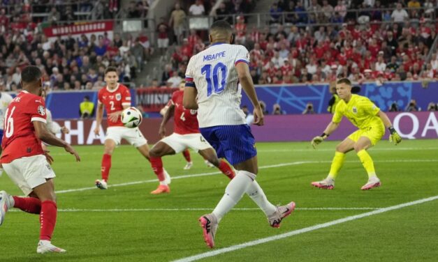 Egy öngóllal nyertek a franciák