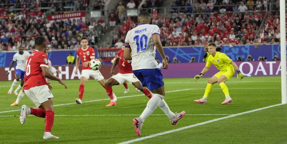 Egy öngóllal nyertek a franciák