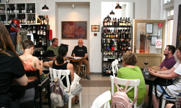 „Nincsenek korszakaim, ami éppen jön, azt leírom”