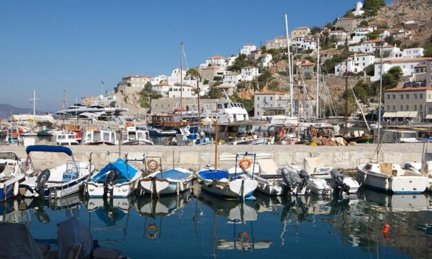 Tűzijáték borította lángba a görög szigetet