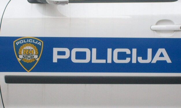 Iskolabusz csapódott az óvoda udvarába