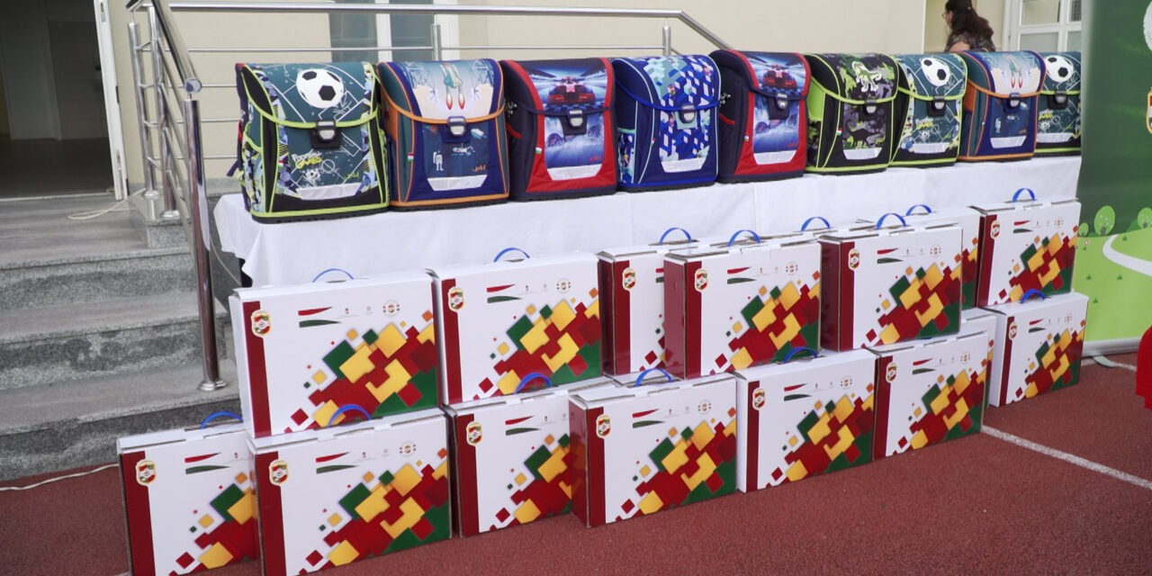 Több mint ezerháromszáz kisdiák kap beiskolázási csomagot a Magyar Nemzeti Tanácstól