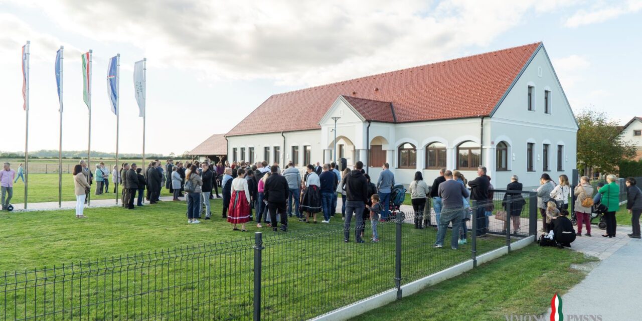 Hadházy: A Bethlen Gábor Alap ellenőrizhetetlenül szórja a pénzt a határon túlra