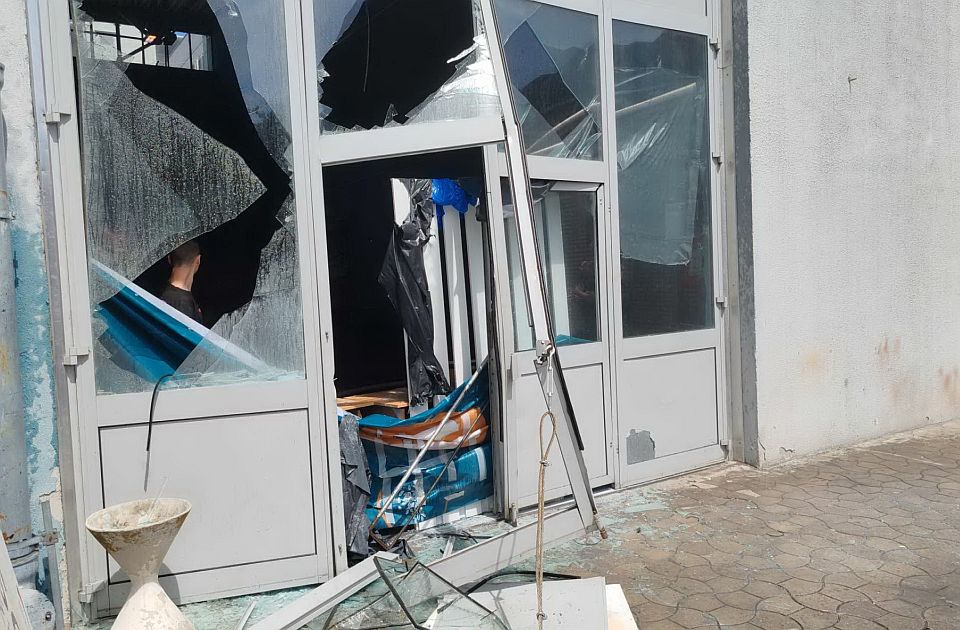 A Vásárban tartózkodó haladók könnygázt dobtak az ellenzékre és az újságírókra (Videó)