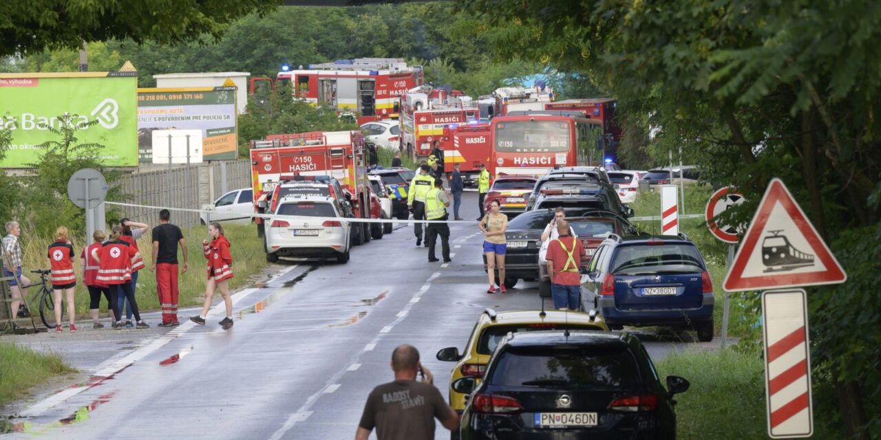 Autóbusz és gyorsvonat ütközött, öten meghaltak