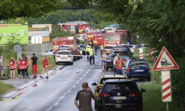 Autóbusz és gyorsvonat ütközött, öten meghaltak