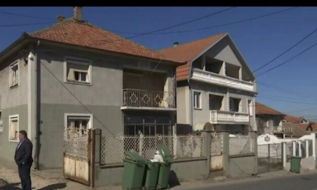 Van, ahol kávéval, üdítővel várják a szavazókat