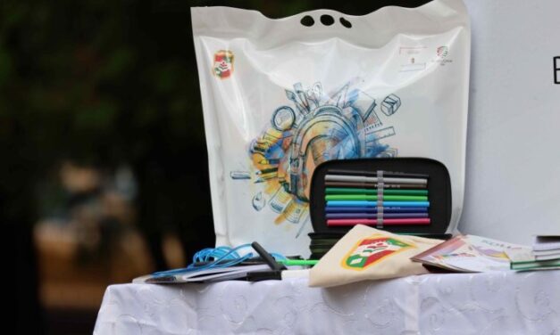 Csütörtöktől kézbesítik a tanszercsomagokat a magyar elsősöknek