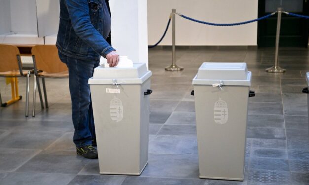 Gyengült, de még így is vezet a Tisza a Fidesz előtt