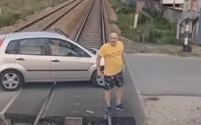 Leparkolt a sínekre és a mozdonyvezetőt szidta, amiért nincs leengedve a sorompó (Videó)