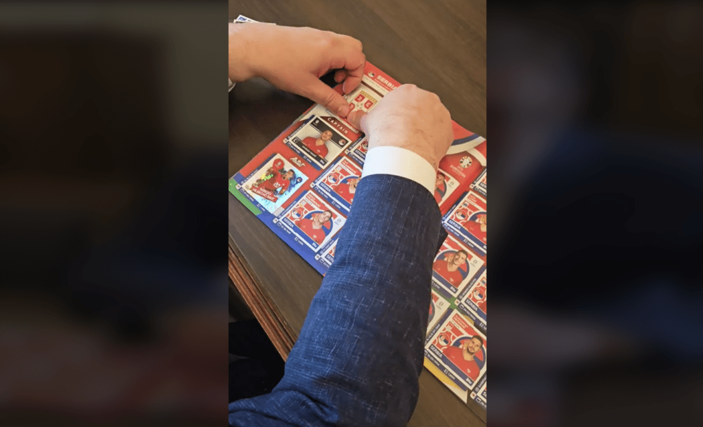 Vučić EB-albumot ragasztgatott