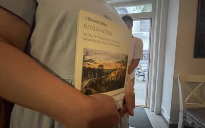 Alig tudunk valamit az elmúlt száz évünkről Dévavári Zoltán az impériumváltás utáni időszakról, a kisebbségi helyzetbe kerülő bácskai és bánsági magyarokról, a pártszerveződésről, a magyar zsidóság tragédiájáról írt tanulmányait foglalta kötetbe