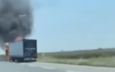 Kigyulladt egy kamion az autópályán (Videóval)