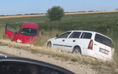 Karambol Bácsföldvárnál: Mindkét autó az út menti árokban végezte (Videó)