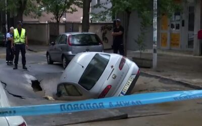 Beszakadt az aszfalt, egy autó beleesett a lyukba