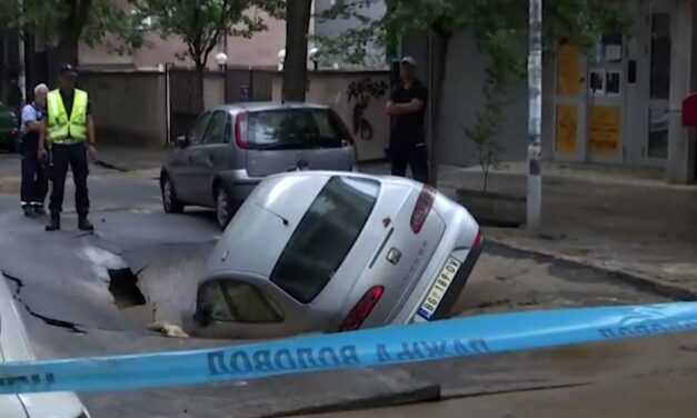 Beszakadt az aszfalt, egy autó beleesett a lyukba