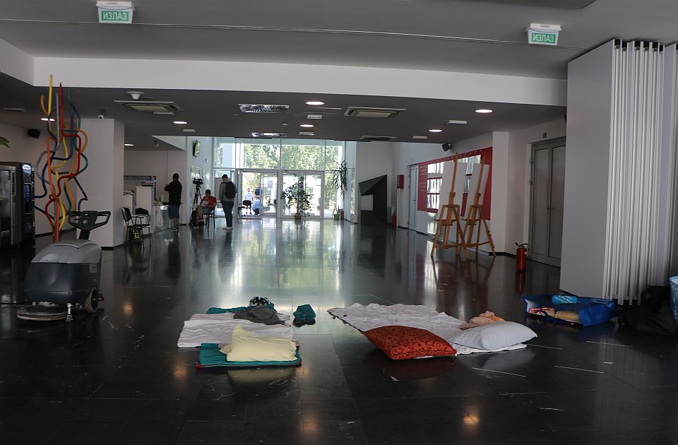 Robbanásra ébredtek a bölcsészkart blokád alatt tartó egyetemisták