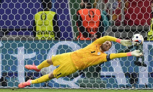 Ronaldo kihagyott egy tizenegyest, Szlovénia hármat