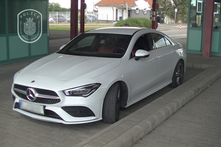 Körözött Mercedest foglaltak le Tompán