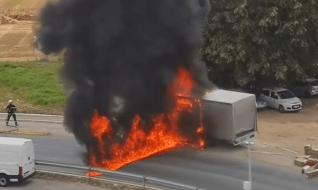 Lángba borult egy kamion a Nikola Tesla repülőtéren (Videó)