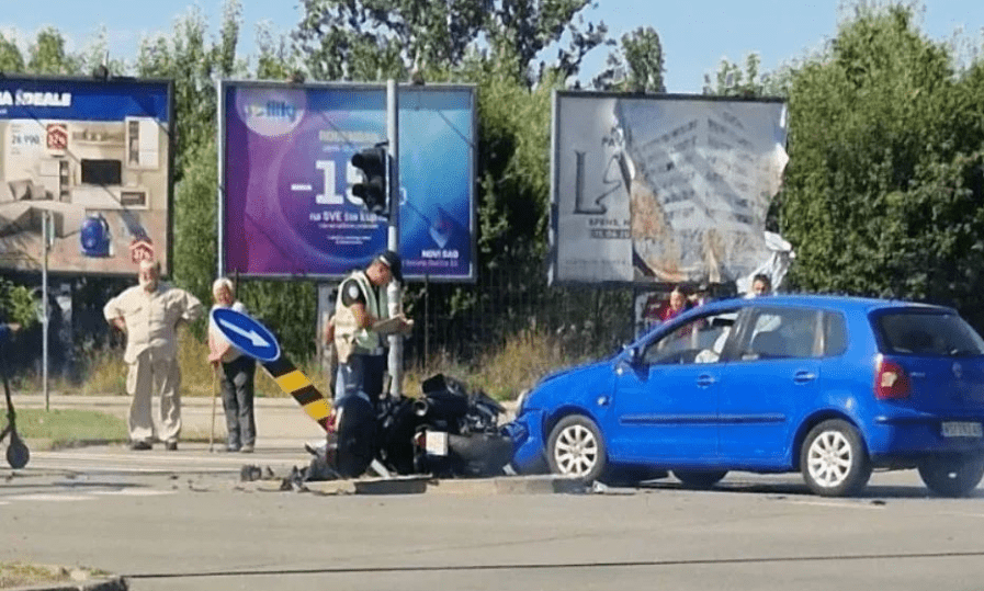Mentők vitték el a motorost