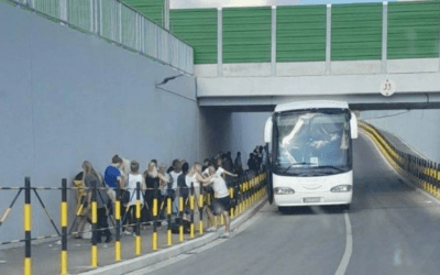 Felüljárónak ütközött egy autóbusz Újvidék közelében (Videó)