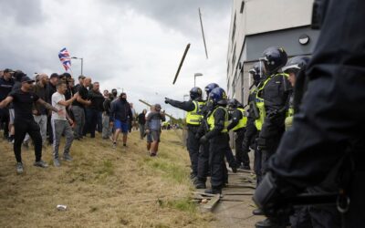 Zavargásokba torkollott egy bevándorlásellenes tüntetés Nagy-Britanniában
