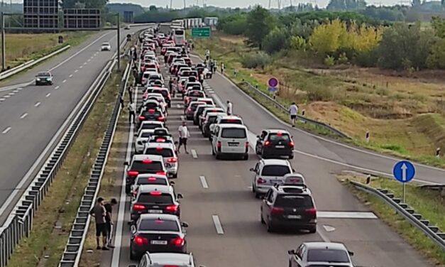 Kilométeres sorok a szerb-magyar határon