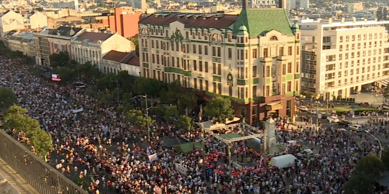 Rengetegen érkeztek a belgrádi tüntetésre