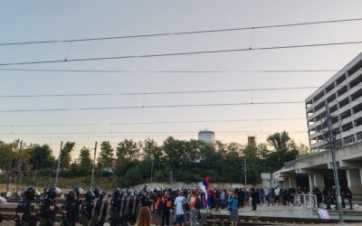 A rendőrség erőszakkal eltávolította a tüntetőket a vasútállomásokról Egy autó a tüntető tömegbe hajtott