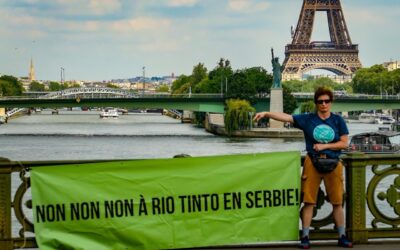 Párizsban tiltakozik a Rio Tinto ellen egy szerb nő