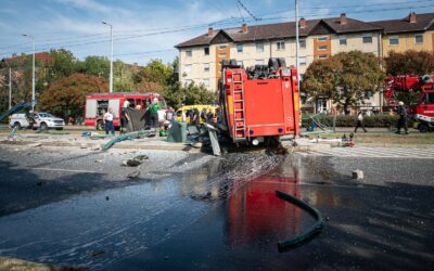 Felborult és letarolt egy villamosmegállót egy tűzoltóautó Szegeden (Fotók)