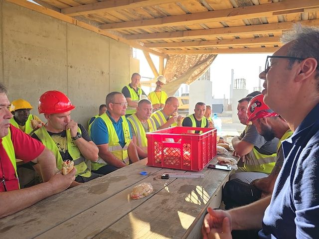 Vučić szendviccsel és almával lepte meg az EXPO Központ építőmunkásait