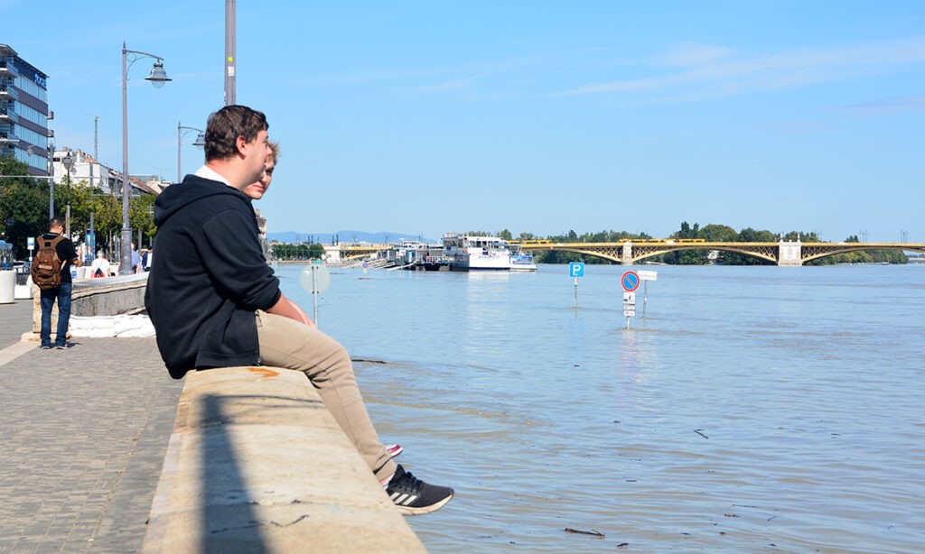 Elérhetetlen távolságban (mert lezárva) a Margit híd. Budapest, 2024. szeptember 20. (Fotó: Szappanos Veronika/SZMSZ)