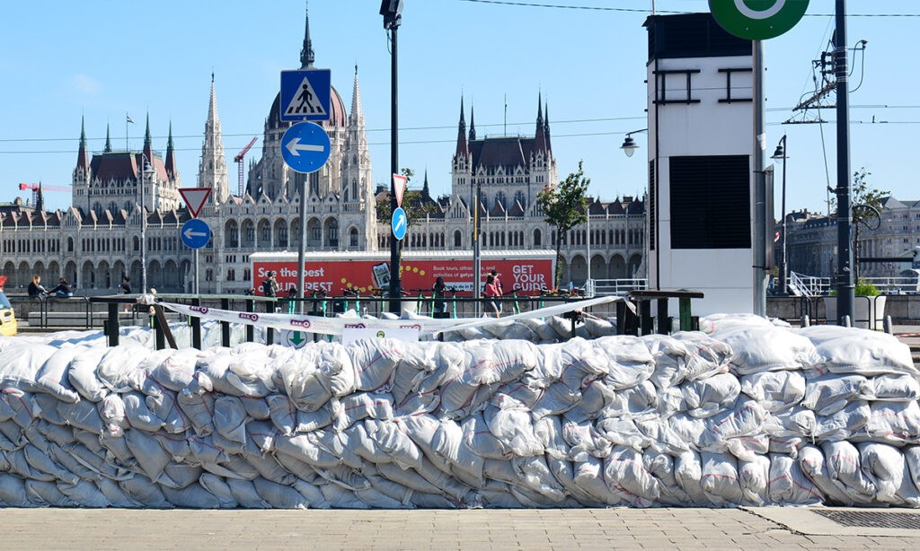 Árvízvédekezés az Országházzal szemben. Budapest, 2024. szeptember 20. (Fotó: Szappanos Veronika/SZMSZ)
