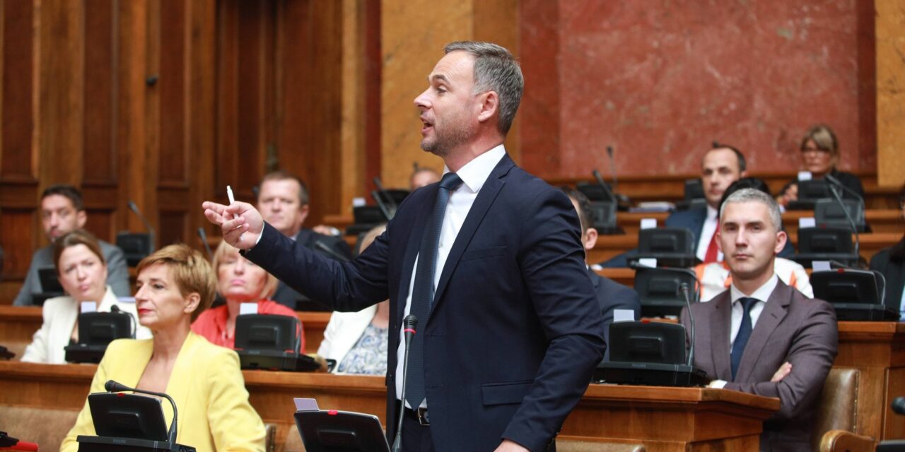 A parlamentben beszéltek volna az újvidéki tragédiáról, de 145 képviselő nem szavazott