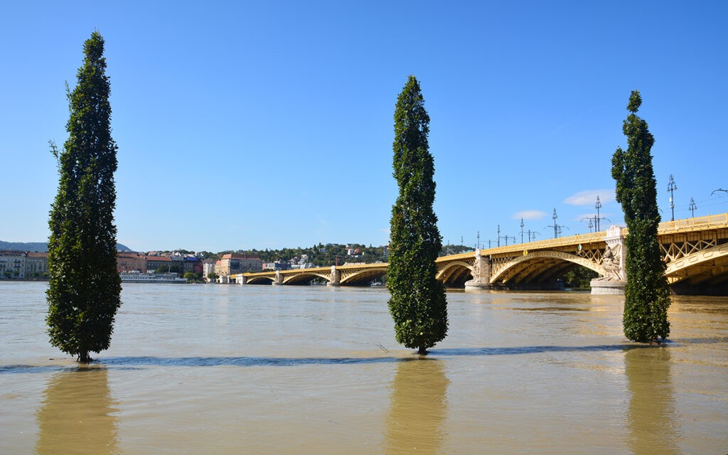Víz alatt és híd alatt. Budapest, 2024. szeptember 20. (Fotó: Szappanos Veronika/SZMSZ)