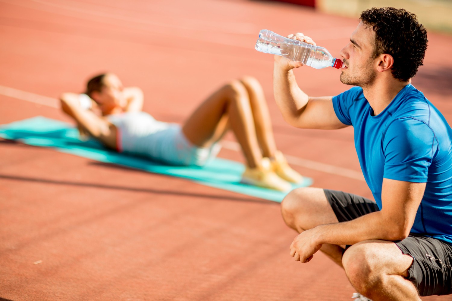 Vízfogyasztás sportolás közben (Fotó: Freepik)