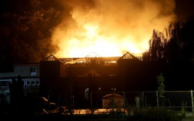 Hatalmas lángokkal égett a Miskolctapolcai Barlangfürdő több épülete