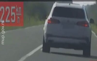 Több mint kétszázzal ment a nyolcvanas táblánál (Videó)