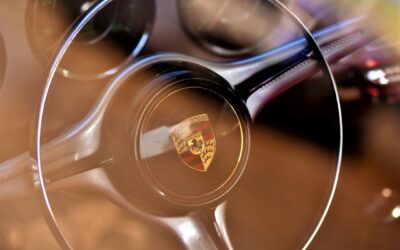 Gázra lépett a fék helyett, átment a falon és egy fára zuhant a Porsche női sofőrje (Fotók)