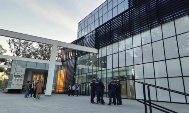 A rendőrség a Bölcsészkarról átment a Rektorátus épületébe, az alkalmazottak egy része nem hajlandó bemenni